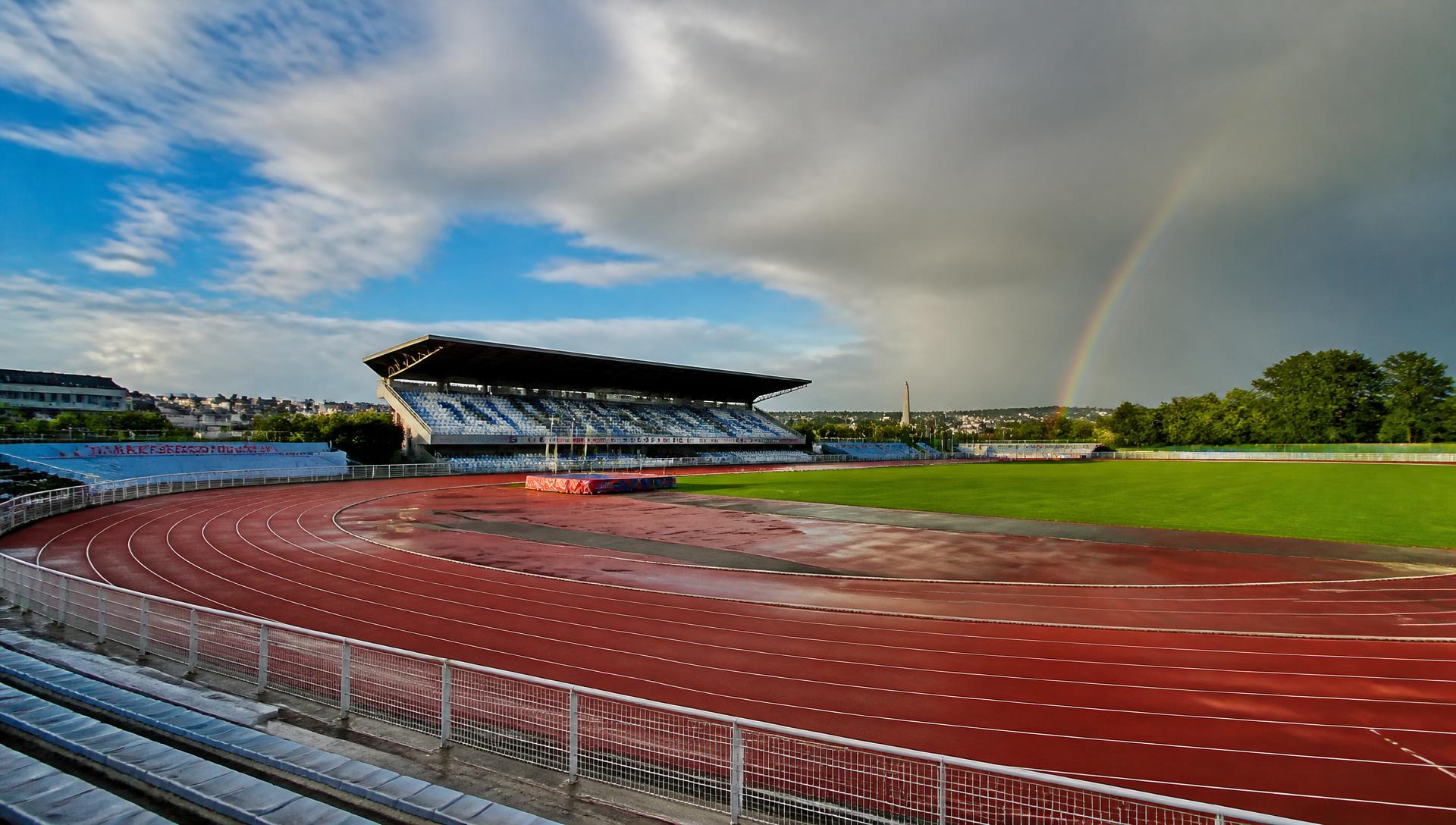 Stade d'athlétisme de Dinard sous un arc-en-ciel